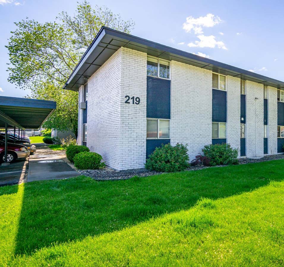 apartment complex in spokane with green lawn